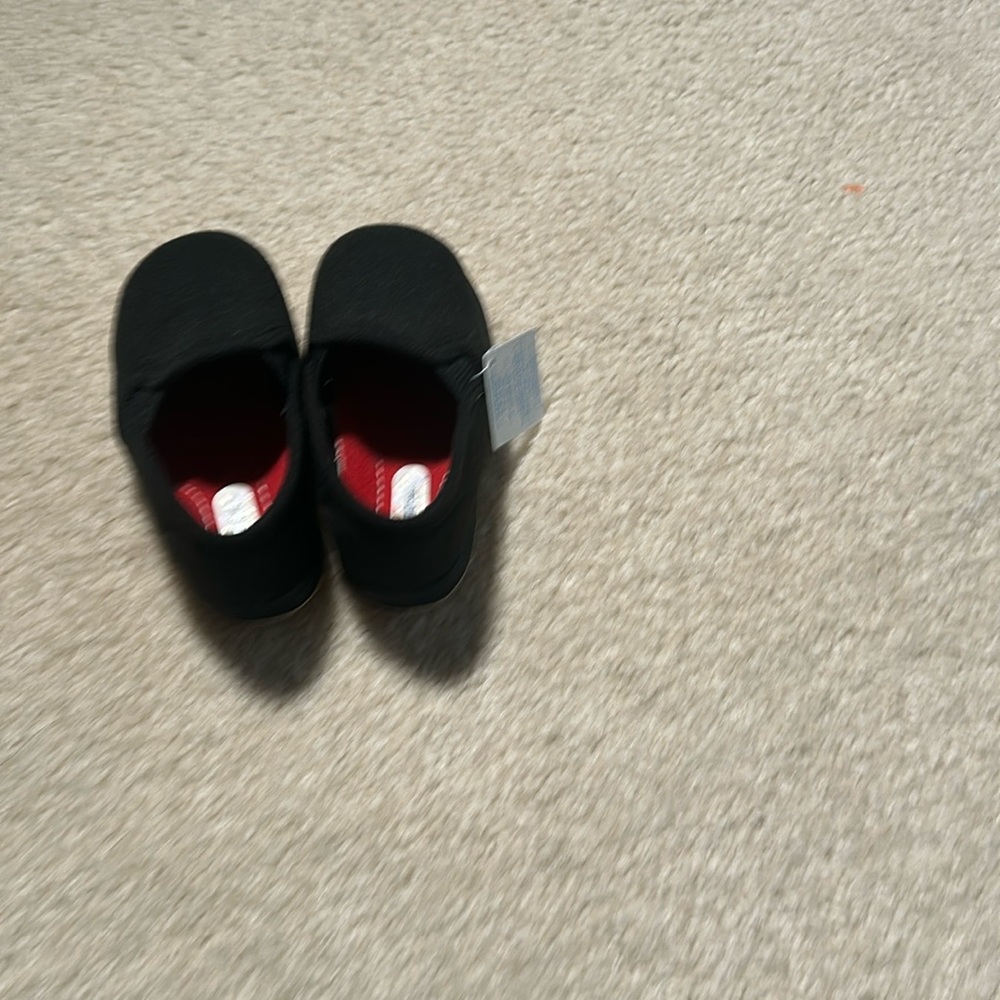 Size 8 brand new with tag foam treads slippers